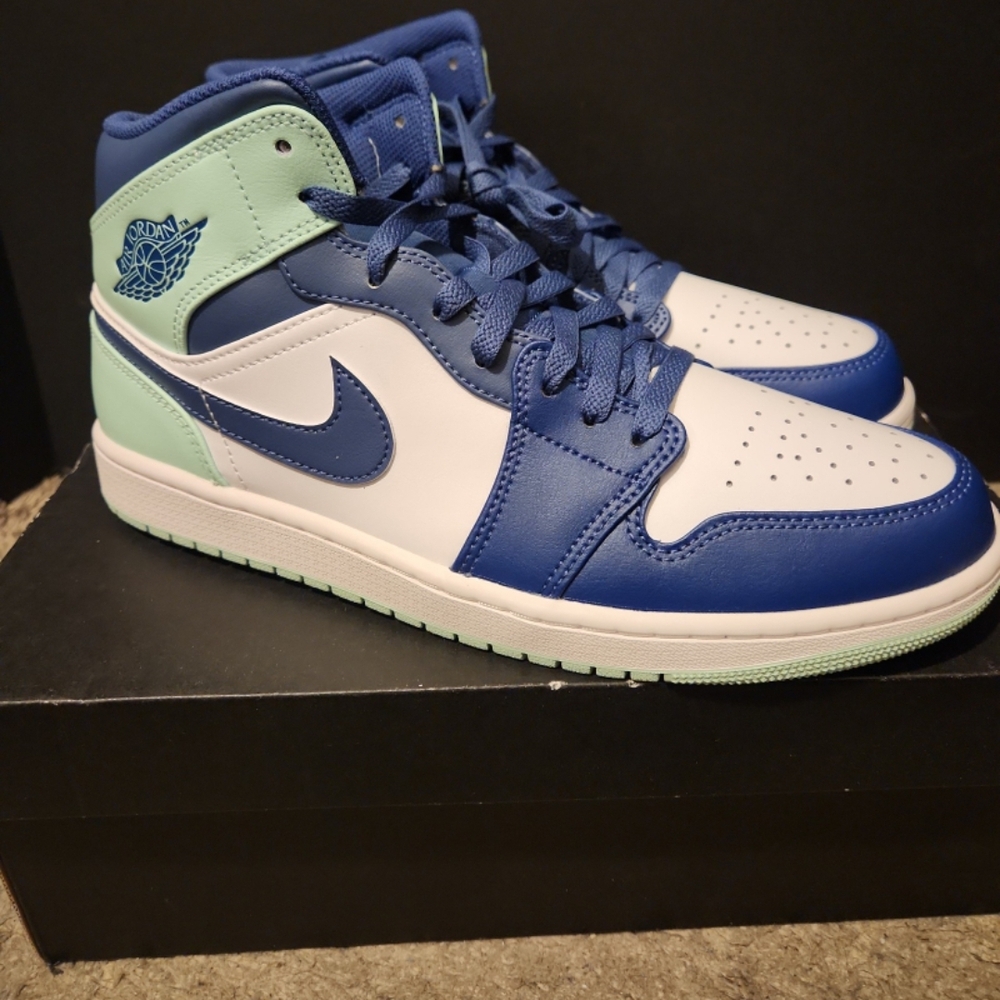 Air Jordan 1 Mid. Mystic Navy